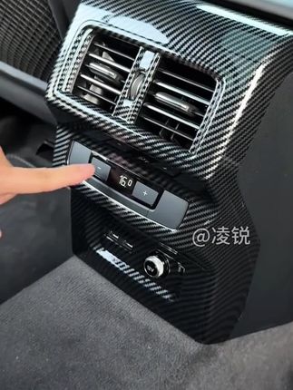 奥迪Q5L后排空调出风口位非常不耐脏,还容易踢到划伤,可以安装上这款防踢保护面板,abs材质,全包设计,有效保护防止踢脏磨损,喜欢的车友不要犹豫,早买早防护#奥迪q5l #q5l #汽车好物