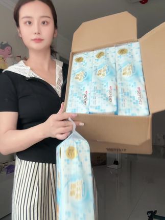 清风这悬挂抽纸,包装也太好看了吧!真的是一眼就心动啊~还是清风大品牌的~消耗品放心冲 #清风 #超便宜超划算#清风溶柔卫生纸 #悬挂式抽纸