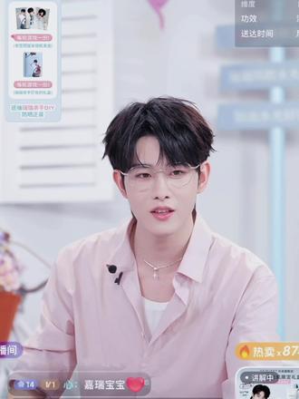 主持人:不再依赖哥哥算长大吗?田嘉瑞:算哥哥没上网#田嘉瑞 #skin1004田嘉瑞 #skin1004积雪草精华 #直播cut #田嘉瑞直播