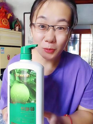 澳雪碌柚叶沐浴露出两斤装的啦!一瓶可以用好久,它质地黏稠,泡沫丰富,淡淡的柚子香,闻起来就很舒心,需要的朋友赶紧囤#澳雪 #碌柚叶沐浴露 #自用好物推荐#沐浴露#澳雪沐浴露