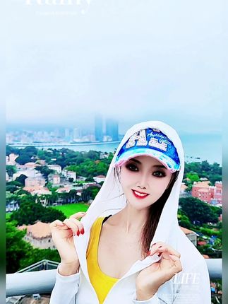 初识厦门——登上鼓浪屿日光岩的巨石之巅,在这观景台上感受着海风的轻吻,鼓浪屿的红瓦绿树、鹭江的潮起潮落,皆成眼底壮阔的诗行,也承载着多少游人的惊叹!#创作灵感上热门