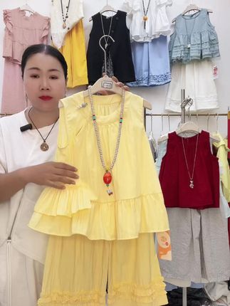 炎炎夏日,给孩子带来清凉与时尚!这款现货女童夏季套装,采用韩系设计,气质法式提花无袖蕾丝上衣搭配阔腿裤子,百搭又舒适。快来为宝贝挑选吧!#儿童服装 #夏季穿搭 #时尚潮流