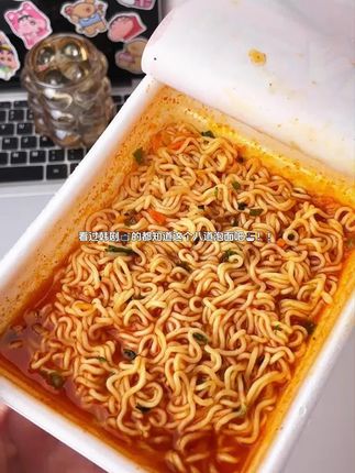 被女明星安利的八道泡面真就纯纯泡菜味啊!!筋道面条吸饱了每根筋道面条!!香香辣辣的贼拉过瘾!!#韩剧同款泡面 #八道泡面 #热巴同款泡面 #韩剧泡面 #泡菜味泡面