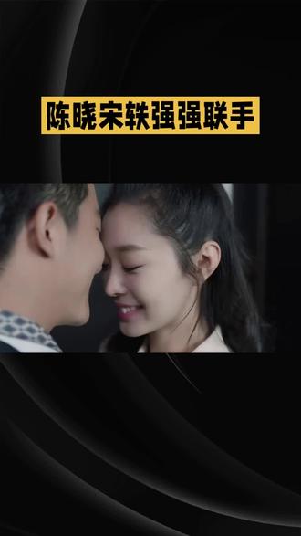 陈晓宋轶首搭年代剧,码头大佬人设太带感
4月29日,年代情感剧《海之上》在青岛低调开机,陈晓、宋轶首度合作!陈晓饰演大学生徐海,因见义勇为被开除后回港口从装卸工做起,历经兄弟反目、爱人错嫁、技术封锁,最终逆袭成港口领军人物。宋轶饰演海军烈属、复员女兵向南,性格爽直坚毅,深陷错嫁婚姻后自我觉醒,成为人生掌舵人。剧组扎根青岛港口实景拍摄,塔吊、海风全真实,质感拉满。陈晓的“铁骨柔情”+宋轶的“倔强飒爽”,这个组合简直王炸!坐等追剧!#陈晓宋轶首合作 #海之上 #陈晓新剧 #宋轶 #年代剧