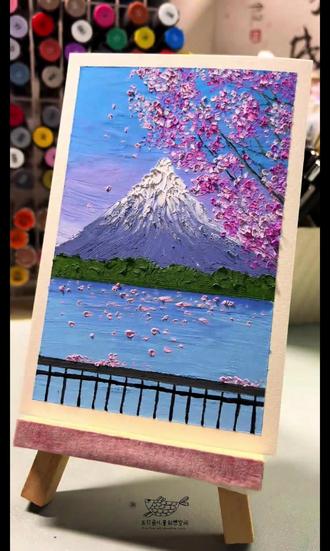 挑战3分钟画完春天!🌸 油画棒太适合新手了,效果绝美 油画棒真是新手上分神器!覆盖力强、色彩浓,随便涂涂就好看😉
这次用超简单三步,带你快速完成一幅可以摆在桌上的春日风景,成就感拉满!
⏰ 快速上手指南 ⏰
👉 第一步:厚涂背景(蓝天+草地,大胆平铺!)
👉 第二步:制造立体感(刮刀抹一抹,绿树丛立刻出现)
👉 第三步:点亮画面(黄白颜料点出花花与光斑)
真的简单又出效果!快试试,记得@我交作业呀~
#油画棒教程 #3分钟绘画 #零基础画画 #春季限定