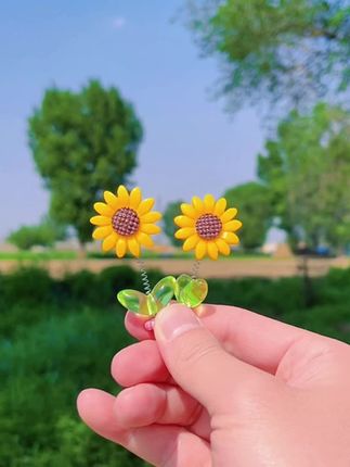 阳光向日葵车载摆件,仿佛在和你说~嗨~!#车载摆件 #创意摆件 #向日葵摆件车载