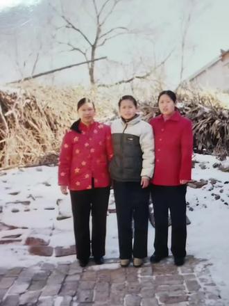 #世界上最美好的感情莫过于血缘亲情,一生姐妹情,一世手足情,打不走,吵不散 ,岁月有你,何其欢喜,父母半生恩,姐妹一世情,有一种陪伴叫情同手足#姐妹情深一辈子 #