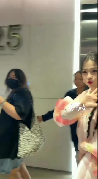 走路用腰发力#虞书欣 #双轨 #姜暮