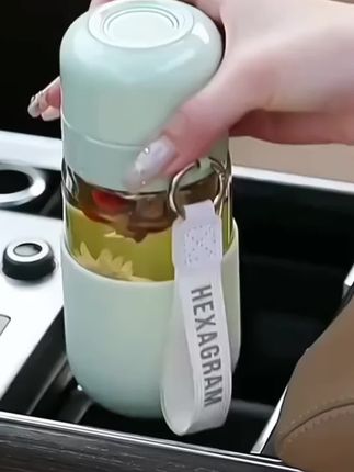 高颜值花茶杯,一键按压开盖,轻松便捷,高硼硅玻璃耐冷耐热,车载办公室居家都适合#水杯#玻璃杯#花茶杯#茶水分离杯 #车载水杯@DOU+好生意 @DOU+小助手