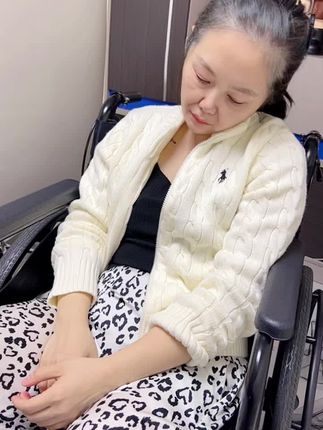 去医院做完康复回来,花花他妈打电话到小桃那里不知道说了些什么,她心情又不好了#记录真实生活