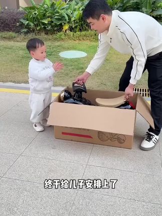 儿子做梦都想要的#电动摩托车,爸爸终于给买回来了,颜值性能都很高,可前进后退,动力强劲,三角结构稳固不易侧翻,让孩子尽情享受驾驶的快乐#儿童摩托车 #童车