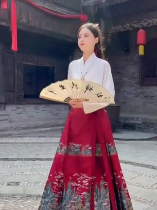 锦绣辞原创汉服女【莲年有余】明制飞机袖中国风缎面马面裙日常秋冬#汉服之美在华夏 #古风美女 #汉服穿搭 #太喜欢了 #汉服之美