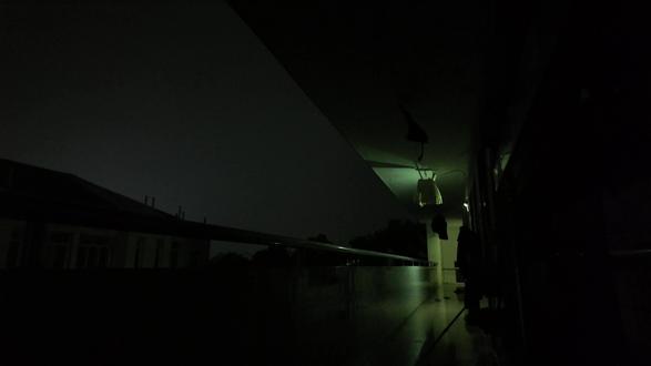 视频拍摄于两年前4月的一个午后,那是我本科毕业前的两个月,这是个什么节点呢,考研调剂已经结束,春招求职基本结束,毕业论文也临近答辩,可以说已经开始画上整个大学生涯的句号。然而并非所有人此刻都如愿以偿,大家对于前途的憧憬和迷茫各不相同,有时候说话小心翼翼,生怕哪里说错了触及没上岸同学的心境,仿佛毕业前许下的许多约定此刻也不敢多提,此刻低沉的氛围犹如湘潭夏季湿热难耐的天气般不自在。然而这天,一个一如既往闷热的午后,乌云却排山倒海般覆盖了整片天空,这是四年来第一次见如此之黑的午后,不久后便电闪雷鸣狂风呼啸,预示着一场暴雨好像就快淹没这座城市。然而,雷声越大,闪电越亮,带来的好像并非是更加压抑的氛围,伴随着电闪雷鸣,宿舍楼栋间的男生开始了“高猿长啸”,你一呼,我一应,从一楼到四楼,再从一栋到四栋,越来越多的“猴子”参与其中,雷声越大,呼声越响。宿舍区终于打破已久的沉寂,传来了此起彼伏的笑声,呼声,喊声,奔跑声,就像刚开学那样欢乐、无忧无虑。每个人此刻都短暂丢掉未来留给自己的包袱,而是选择享受此刻的纵情释放,享受大学留给最后的美好时刻。
大学是人生的暑假这句话很遗憾在研究生阶段才听到,遗憾没有在本科时多去享受那最纯真的自由,但或许就算回到四年前对那时的自己亲口说出这句话,也不见得就会听进去吧,毕竟人不可能同时拥有青春和对青春的感受和大学生人生的暑假这句话本身就互为悖论。最近张雪峰老师的离世确实让我又思考到这个问题,或许你现在专业不好,院校不好,背景不好,成绩不好,但这并不应该成为你在大学期间郁郁而终,终日寡欢的原因,至少毕业前这段时间,对于大部分普通人而言,是你一生中最无拘无束的时光,你应该好好体会青春的厚度与广度,去探索你认为值得的每一件事,你所干的每一件事或许本身并没有外界所公认的意义,但是当多年后你回想起那段最开心,最无忧无虑,最自由的时光,你会发现正是这些所谓没有价值没有意义的事一块一块拼成了你无比珍贵的青春。
每个人的前路都是迷茫未知的,此刻的零零种种正是未来某刻闪现大脑的画面,是心安微笑还是捶胸顿足不忍提及都由此刻决定。此刻才即未来,没有必要让未来的羁绊影响此刻的自由,更何况青春宝贵,韶华易逝。#大学 #青春 #回忆 #湘潭大学