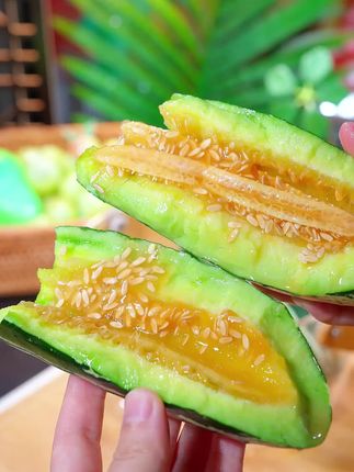 吃一次真的忘不了 吃起来脆脆嫩嫩的口感 脆甜多汁 汁水丰富 这个品种真的巨好吃~#甜瓜 #新鲜水果 #新鲜应季水果