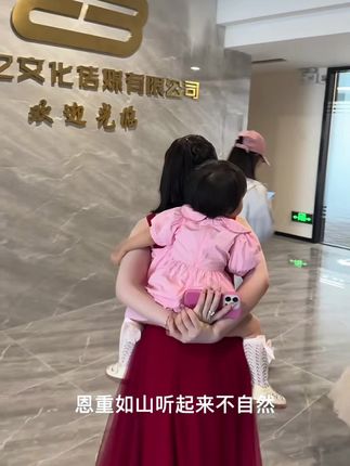我们小二是个好妈妈,带着小小二去公司了,1️⃣9️⃣9️⃣元红宝石护肤套,紧致提拉淡纹抗皱,咱们选择这个款自用,真的可以改善自己的皮肤#贵阳二小姐#杰少SOSOLEE