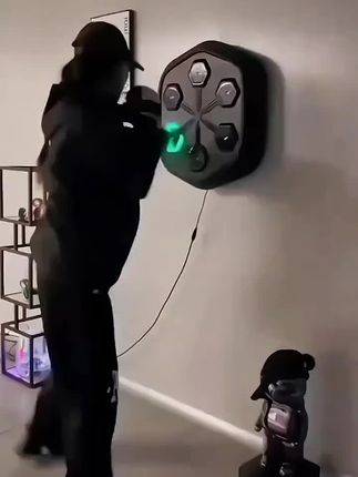 智能音乐拳击机靶,贴在客厅房间的墙上就可以,又能听音乐,练拳击.缓解压力,运动健身两不误#居家锻炼 #音乐拳击机 #好身材练起来 #运动 缓解压力的方式