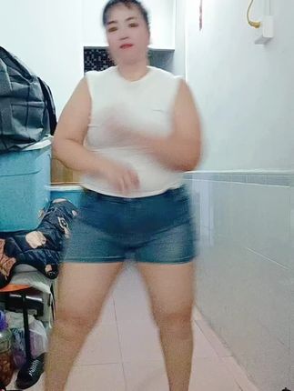 又台风又下雨出不去了,在家跳舞
