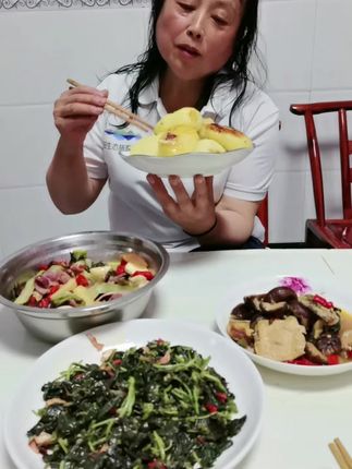 恩施小土豆是我们恩施的一张名片。人见人爱花见花开。也是我们农村人的主粮。美味佳肴离不开小土豆。您值得拥有。#口感特别好 #家常便饭家的味道