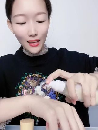 每天早晚洗脸后涂抹脸上就可以了,滋润保湿,清爽不油腻 ,固态水一瓶才9.9#护肤#固态水#仙人水