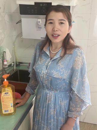 快来薅活力28洗洁精的羊毛了!他不仅是老牌国货,而且还是食品级的,还能洗水果蔬菜让你吃的更放心,只需挤一点就能打出丰富的泡沫不管是油腻的盘子还是粘稠的锅底都能轻松洗净,用完还有一股淡淡的清香#活力28洗洁精 #厨房好物#果蔬洗洁精食品级