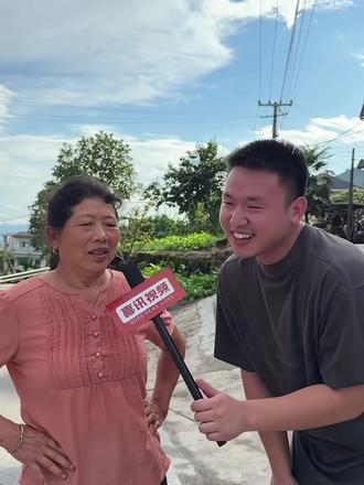 摄影师笑的手都抖了 妈呀 哈哈哈哈哈 大姨的CPU都干烧了也没想起来到底谁下达的任务#名模坤 #哈哈哈哈哈哈我要笑死了 #搞笑 #农村生活 #抽象