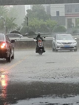 你的城市下雨了吗?#点亮临沂#下雨天 #推磨