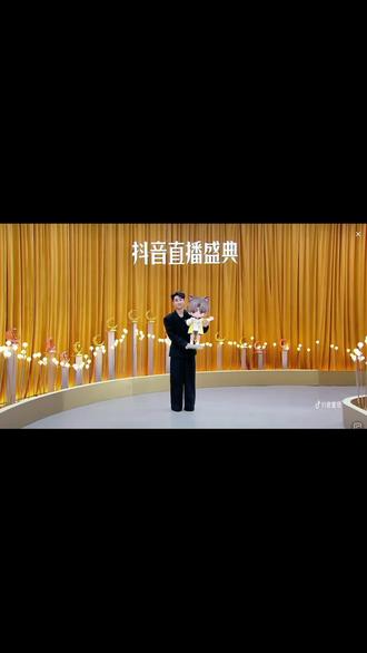 天哪!响彻星河的超级巨星--汤圆殿下
竟然现身三亚红毯现场啦!
#听潮阁七月 #2025抖音直播盛典