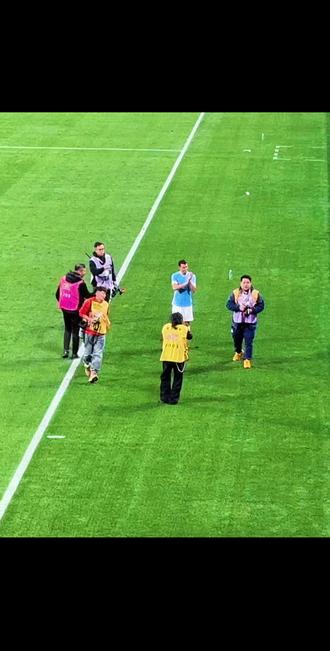 嘘他,因为他是对手。掌声,因为他曾是我们的队长。所以,嘘着嘘着就笑了,笑着笑着就哭了。凤凰山永远有最好的球迷在,周队,欢迎回家!!!@周定洋_TimChow