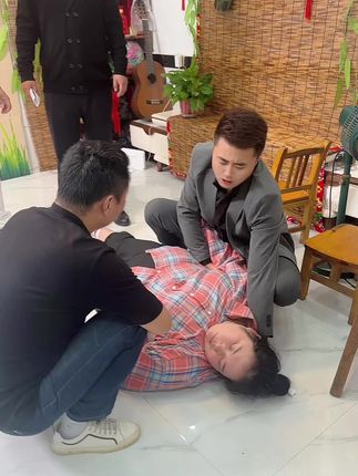 家人们,王强把老二给别人了,大萌晕倒了,我现在带他去医院去……这事和王强大海没完!@大萌(在努力)