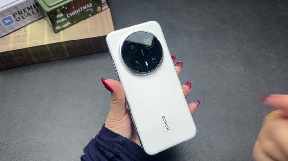 荣耀magic8pro,华子都已经“弃曲投屏”了,而你还在不改初心,有没有考虑过我们机主真的很难找配件!#数码科技 #荣耀 #荣耀magic8pro #钢化膜 #曲面屏