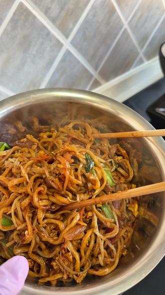 🔥超有锅气的家常炒面~浓油赤酱,劲道入味!做法简单,几分钟搞定!#面条的n种吃法 #锅气十足 #炒面 #太香啦 #创作者扶持计划