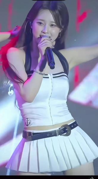 家人们 这谁能顶的住!#劲爆热舞 #女团腰 #金娜英