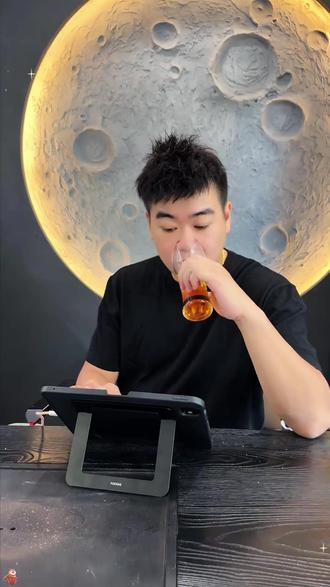 当你老婆问你想吃什么的时候,不要直接给答案,把选择权转交给她,比如这次他想吃新品海苔肉肠,我想到的是吃咱家鸡排,因为海苔肉肠更香,海苔的咸香代替调味,再加上黑猪肉的香味,味道很美妙,烤完小朋友都要炫几根#黑猪肉烤肠 #海苔肉肠 #烤肠 #美食分享 #嘉之派