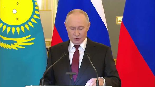 不接受28条,乌克兰拒绝投降 普京终究是没想到,美俄联手强势施压之际,泽连斯基彻底不想再给白宫面子,当场就要掀桌子,可更让懂王始料未及的是,当着美俄的面,基辅直接拉来强援,誓要和美俄碰到底,关键时刻,欧盟给出台阶,球再次踢到美俄面前。#硬核深度计划 #抖音精选 #全球创作者计划