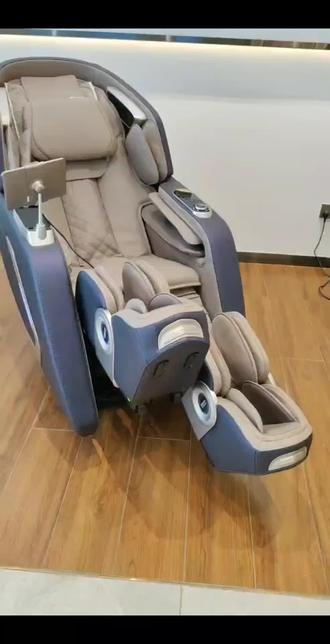 久坐党必看!荣泰A70 Max按摩椅太牛啦
作为久坐党,每天下班回家感觉身体被掏空,脖子僵、腰背疼、腿还酸胀,急需一款能全方位放松的按摩椅。做了好多功课,最后入手了荣泰A70 Max,用了一段时间,真的觉得挖到宝了!
✨Bi - Stretch拉伸²系统
这是我最喜欢的功能!左右腿能分离拉伸,模拟骑行时双腿交替舒展的动作,像有专业教练帮我拉伸一样,能有效放松膝盖和关节,带动大腿肌肉动态收放,不仅拉伸了腿部肌肉,连带着腰臀和背部肌肉也一起拉开了,让久坐僵硬的腿足和腰背都能舒展,运动后用它放松肌肉,超舒服!
💪双独立操控机芯
上机芯是灵犀4D精感4.0机芯,深推头颈肩背腰,能精准捕捉到酸痛点;下机芯是灵犀3D曲线机芯,专注舒腰臀大腿,双芯四手按摩,效率超高,就像同时有两位专业按摩师在给我服务,按摩力度和节奏还能分别调整,想重点放松哪里就放松哪里。
🎈丰富的按摩程序
它有29 + N套本地精编按摩程序,像泰式按摩、绅士解压等,日常放松、运动后恢复都能用,全家不同需求都能满足。还有8套特色腿足拉伸程序,对我这种久坐族超友好。
🖥️多种操控方式
有中控屏、扶手按键和手机app三种操作方式,操作简单方便,爸妈也能轻松上手,想怎么控制就怎么控制。
这段时间用下来,我明显感觉身体状态好了很多,肌肉没那么僵硬酸痛了,每天最期待的就是回家躺上按摩椅放松。要是你也和我一样,被久坐带来的各种身体不适困扰,真的可以试试荣泰A70 Max!