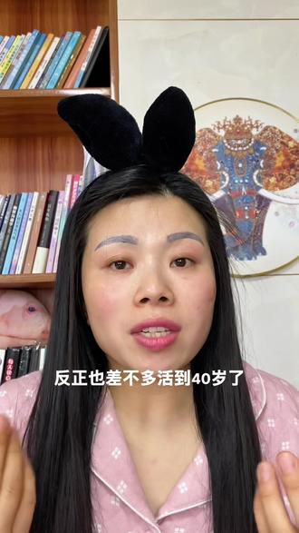 真心劝大家,25岁之后不要轻易做牙齿矫正。成年后颌面骨骼已经完全定型,强行戴牙套矫正弊端满满。日常佩戴异物感极强,清洁难度翻倍,牙缝容易残留食物残渣,滋生细菌引发口腔问题。
长期牵拉矫正,会导致牙齿明显松动,咬合变弱。还极易出现不可逆的黑三角,牙龈萎缩、牙缝变大,显老又难修复。
别为了追求整齐牙齿,忽略口腔健康隐患,成年人正畸一定要慎重考虑。#就想说点大实话 #这是个真实的事情 #牙齿 #牙齿矫正