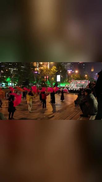 我该如何写我呢?
我乃家中次子——
1983年,为了生我,三十岁当镇长的父亲被撸了公职,母亲也丢了供销社的铁饭碗,家里还背了那时候是天文数字的一千块罚款。他们常摸着我的头说:“这孩子是我们拼了命换来的,将来一定有出息。”
我确实聪明过,初中三年年级第一,中考理科满分,是县里的骄傲。可这骄傲碎得太快,高中三年我把自己关在网吧里,把天赋喂给了游戏。2002年高考出分那天,看着400分的成绩单,我不敢回家。
三十三岁之前,我是个笑话;三十三岁到三十七岁,我又误以为自己是神话。那年我买了房,开了公司,对朋友挥金如土。那段纸醉金迷的日子里,我嘲笑父母只会攒钱,我大言不惭地说:“钱是赚出来的,不是省出来的。”
直到2020年,命运按下了暂停键。三年特殊时期,加上2023年那笔孤注一掷的二十万垫资款打了水漂。
2025年的冬天,我十五万网贷马上逾期。我厚着脸皮给那位认识近三十年的发小打电话,想借一万块周转。电话响了很久没人接,过了一会儿回了条短信:“在开车。”
那天我在车里坐了一夜,看着那条短信笑出了声。原来,当年那六万一斤的茶叶,泡不开现在这杯人情冷暖。
如今父亲老了,母亲头发白了,还得帮我带着两个儿子。
我看着镜子里的自己,想起小时候他们说“你是拼了命换来的”——
原来,我用半生的荒唐,回报了父母当年丢掉的那个铁饭碗。
#我该怎么写我自己 #我该如何写我