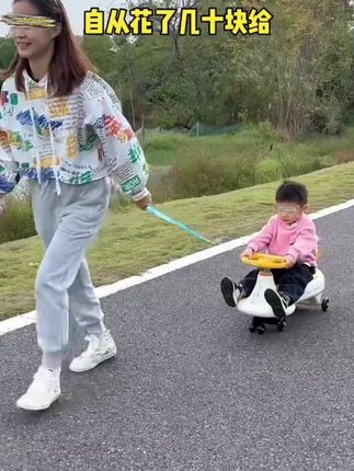 宝宝一岁后就可以安排#扭扭车 了,自带灯光和音乐,静音万向轮超丝滑,细节感满满,真的太好玩了,锻炼宝宝腿部力量和平衡能力,男宝女宝都喜欢#溜溜车#儿童玩具车#母婴好物#好物推荐🔥