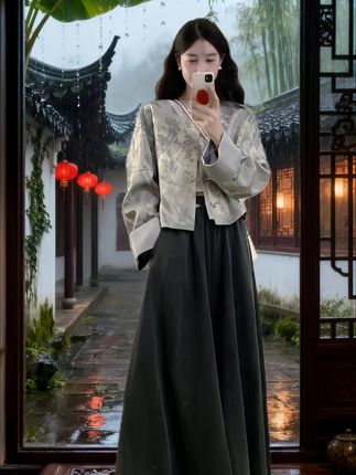 【古风新韵,一眼沦陷的国风穿搭】 当传统形制遇上现代审美,这套国风穿搭直接美到心巴上! 上衣是雅致的水墨花鸟纹样,短款设计利落又显高,中式袖型韵味十足;搭配的黑色长裙垂坠感拉满,行走间尽是温婉大气。日常穿完全不突兀,上班、约会、逛展都能hold住,把东方美学穿在身上,走到哪都是焦点~ 关键是面料舒适又有质感,上身亲肤还挺括,不用费心打理也能保持高级感。现在下单还送同系列配饰,一套配齐直接拿捏国风氛围感! 别再犹豫啦,喜欢国风的姐妹赶紧冲,穿上它你就是国风穿搭的时髦精~ #国风穿搭 #新中式 #汉服日常 #穿搭推荐 #古风服饰@DOU+小助手