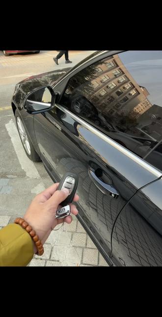 奥迪钥匙没电了 自己就可以动手更换电池,还是备一个吧 不然没电了还开不成#奥迪a6l