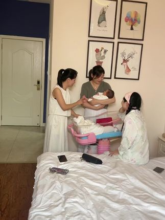 大姨二姨都来看宝宝了,他们都说宝宝好可爱@三妹 #日常vlog
