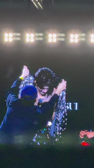 大兄弟真宠粉呀,为了让粉丝们不留遗憾又慷慨了一回💕#云熠香港演唱会 #小星河 #云旗 #演唱会互动