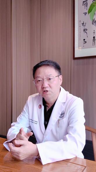 冠脉CT和造影怎么选?收好这份避坑指南! #冠状动脉粥样硬化性心脏病 #仁济连锋 #心血管外科 #冠脉CT #冠脉造影
【技术原理大PK】💡
️冠脉CT像无创"照相机"📸
1️⃣ 躺着就能做!64排以上CT 扫描 😌
2️⃣ 阴性预测值99%(排除冠心病超准确!)🎯
3️⃣ 辐射≈1-3mSv(相当于坐20小时飞机️)✈️
造影是介入"金标准"💉
1️⃣ 要手腕或大腿根部插管!但能同时放支架!⚠️
2️⃣ 分辨率0.2mm(看血管更清晰!)🔍
3️⃣ 辐射≈5-7mSv(但可即时放支架治疗!)⏱️💪
【这些情况选CT:】👉
首次排查冠心病(尤其中低风险患者)🩺
支架术后复查(避免反复穿刺)♻️
体检发现冠脉钙化(测钙化积分)📊
【这些情况直接造影:】👉
急性心梗!时间就是心肌!抢救心肌争分夺秒 ⚠️🚨
典型心绞痛+心电图异常 ❤️🩹
其他检查高度怀疑严重狭窄 🔍❗️
【隐藏知识点:】🔍
💰 费用差3倍! CT约1000元 vs 造影6000+
🧪 肾功能差的选造影(CT结果不好,还是要做造影)
👩 年轻女性优先CT(减少辐射伤害)☢️➡️🌱
上周接诊的35岁白领就是典型案例:先做CT排除冠心病,省下4000元检查费! 👍💰
所以冠脉检查,需要具体情况具体分析,不能盲目下定论。 ✅🧠