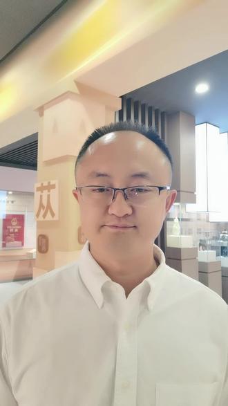 明《雷公炮制药性解》肉苁蓉 #中医 #养生 本书对肉苁蓉描述的原文是:王永波:
肉苁蓉,味甘酸咸,性微温,无毒,入命门经。兴阳道,益精髓,补劳伤,强筋骨,主男子精泄尿血,溺有遗沥,女子癥瘕崩带、宫寒不孕。酒浸一宿,去浮甲,劈破中心,去白膜,蒸半日,酥炙用。润而肥大者佳。
按:苁蓉性温,为浊中之浊,故入命门而补火,惟尺脉弱者宜之,相火旺者忌用。多服令人大便滑。
雷公云:凡使,先须清酒浸一宿,至明,以棕刷刷去沙土、浮甲尽,劈破中心,去白膜一重,如竹丝草样是,此偏隔人心前气不散,令人上气不出。凡使先用酒浸,并刷净,却蒸,从午至酉出,又用酥炙佳。
(酥炙,是中药炮制方法,通过酥油、醋或酒的加工使药材质地酥脆,便于有效成分的提取和使用。)