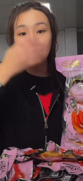 越是有人想把我按在泥里,我越要往上爬。稳住直播,还清债务,护好三个孩子,不低头、不认输,这就是我的底气。