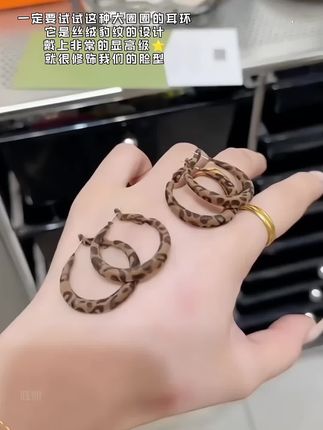 丝绒豹纹耳圈 秋冬丝绒豹纹耳圈,简约又百搭 #美出高级感 #时尚饰品 #配饰的重要性 #耳饰 #豹纹耳圈
