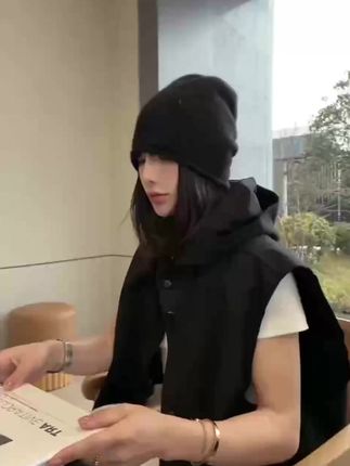 欧货2025女士连帽工装马甲,春秋叠穿小个子救星! #日系叠穿马甲 #连帽工装背心 #春秋女款马甲 #小个子马甲 #欧货女士马甲