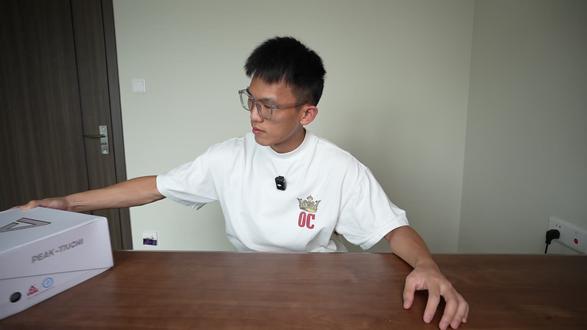 把前作的好口碑发扬光大!| 开箱 匹克轻灵4.0 依然记得初代轻灵的宣发 匹克就是希望做出服务大众具有性价比在轻质后卫鞋领域的拳头产品,这个方向上在轻灵的第3代出现了不错的反向。沿着前作的成功。轻灵4.0没有大改造型,而是在3代的基础上增强了各个细节处的材料与物性,从这一代的产品质感和品牌的态度来看,这个系列也许在未来 会变成大家每年选鞋都会留意的常青团队鞋款。
#轻灵4 #匹克 #态极 #球鞋