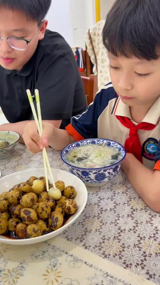 我们家每次做五香鹌鹑蛋,小朋友都能吃上好多,咸香又入味,蛋黄也沙沙的,姐妹们可以试试。#五香鹌鹑蛋#茶叶鹌鹑蛋