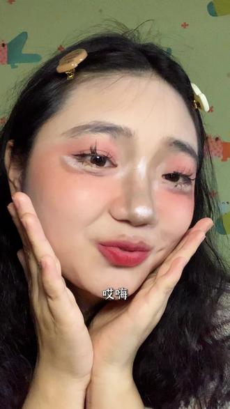 第1集|搞笑表情包仿妆 憋嗦话,吻喔~如果大家有别的搞笑表情包想看我话,欢迎发在评论区哦#抽象 #搞笑 #自媒体 #学化妆#养成系美妆博主 @DOU+小助手